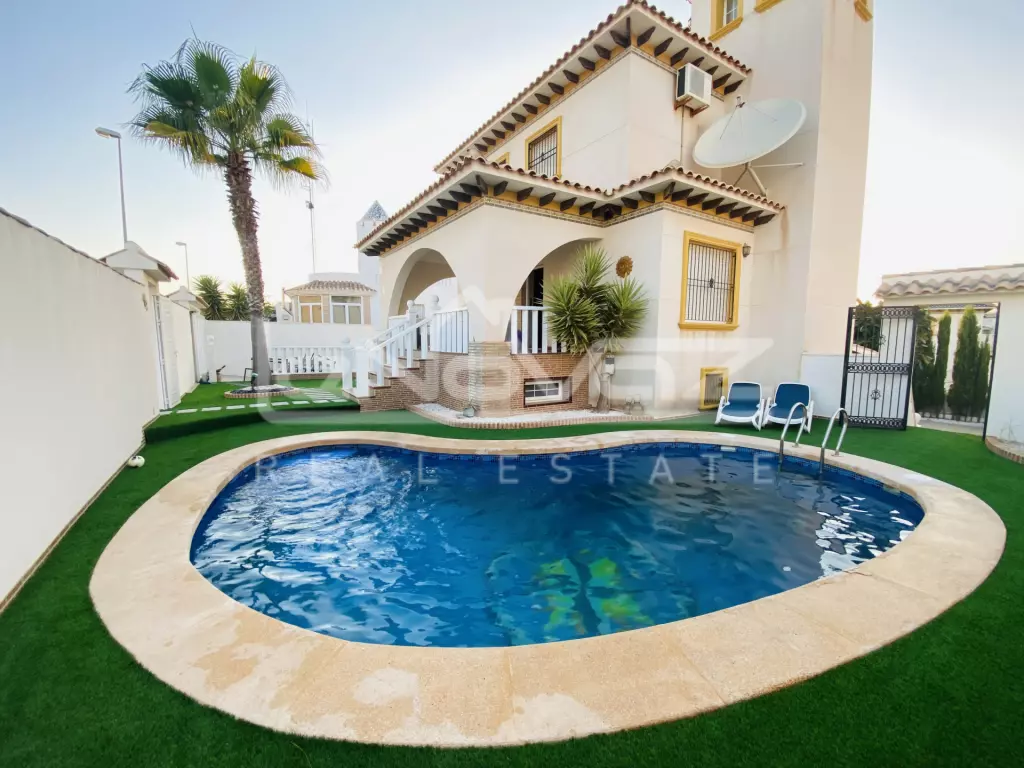 Villa en Lomas de Cabo Roig 165 m², Ref.820-0